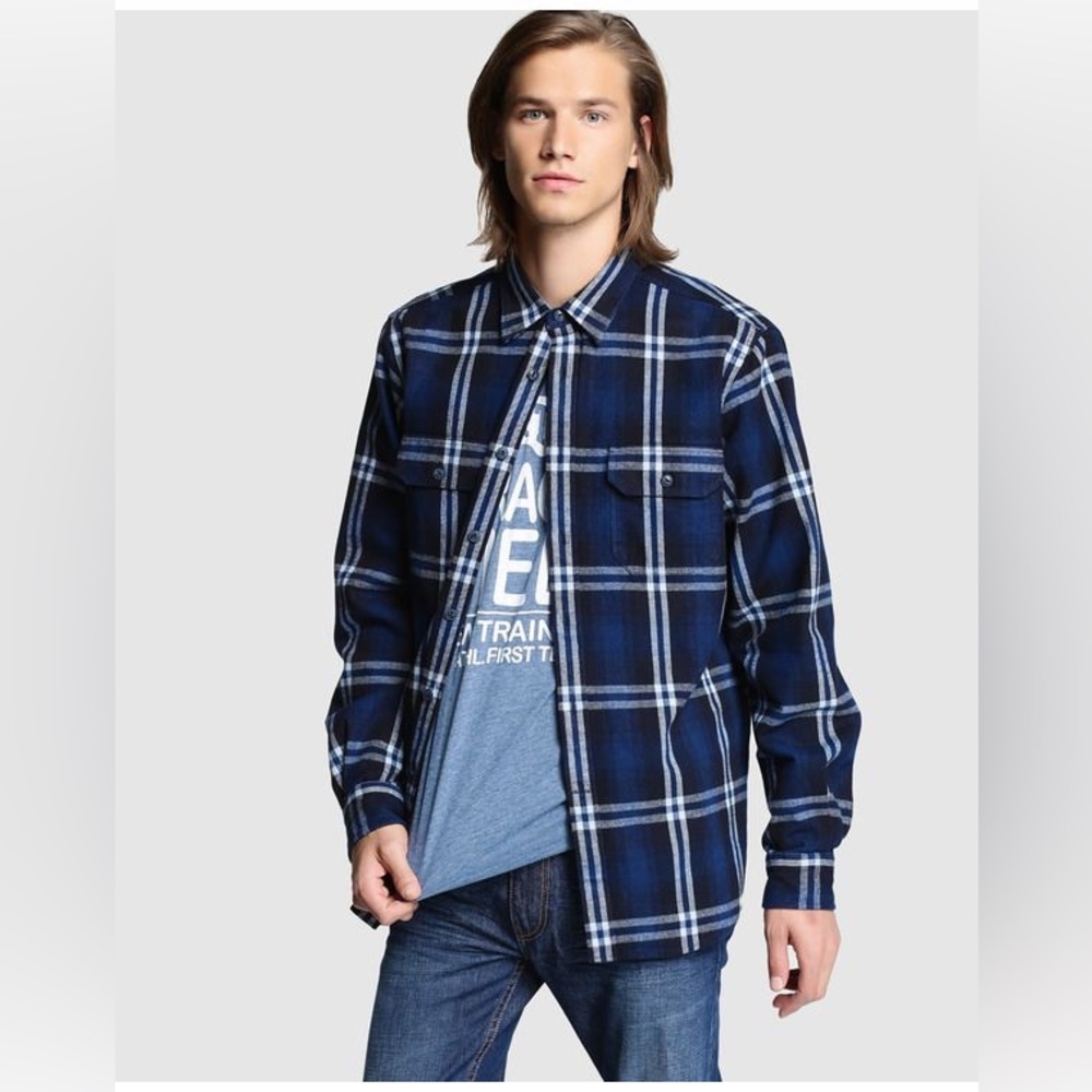 EUC Men’s Size Medium Express Plaid Button Down Flannel Shirt In Dark Navy/White